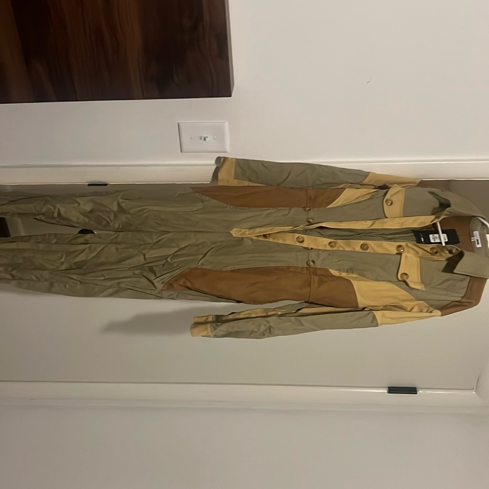 Fashion Nova Women’s Jump
SIZE: Large
Colors: Green, Beige, Brown
